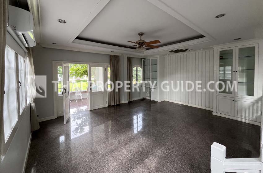 House with Shared Pool in Srinakarin 